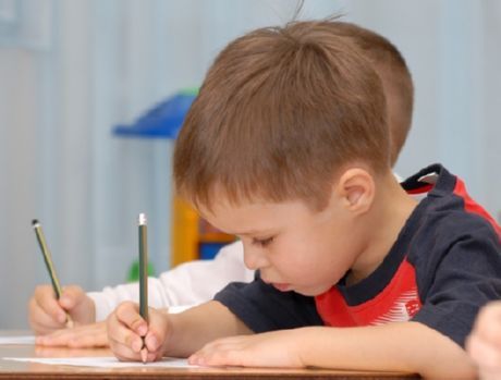 자녀에게 글쓰기를 가르치는 방법은 많은 젊은 부모들에게 문제가됩니다.